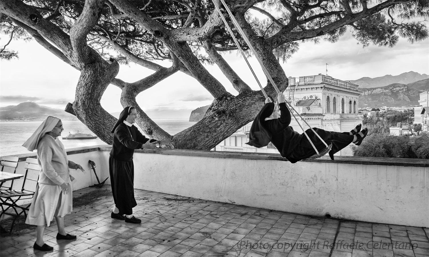 Twee nonnen op een terras boven de baai van Sorrento, zwart-witfoto van Raffaele Celentano