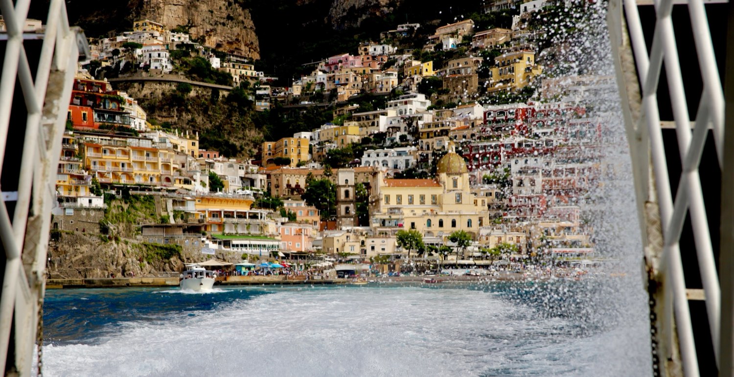 Positano gezien vanaf het water, vanaf een vertrekkende boot